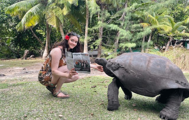 Leserin mit Riesenschildkröte