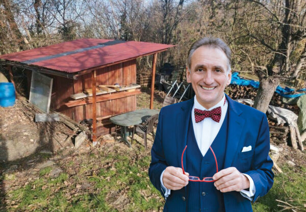 Joachim Brandmaier vor seiner Gartenhütte