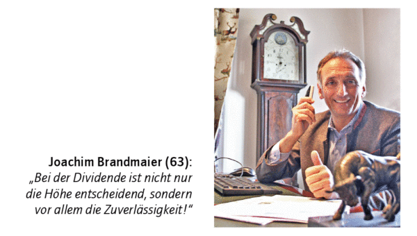 Joachim Brandmaier vor seiner alten Standuhr